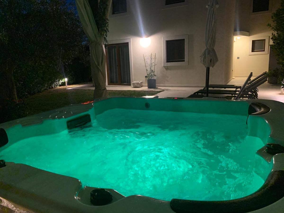 House Noe- With Hot Tub *